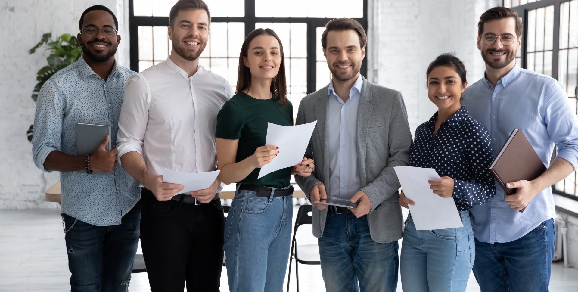 Portrait d'un groupe diversifié et heureux de collègues