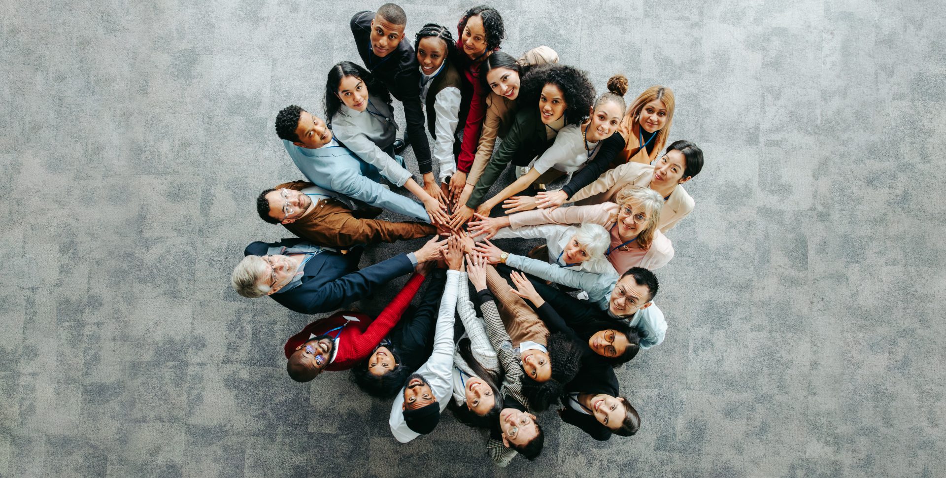 Une équipe diversifiée de personnes unissant leurs efforts dans un environnement collaboratif
