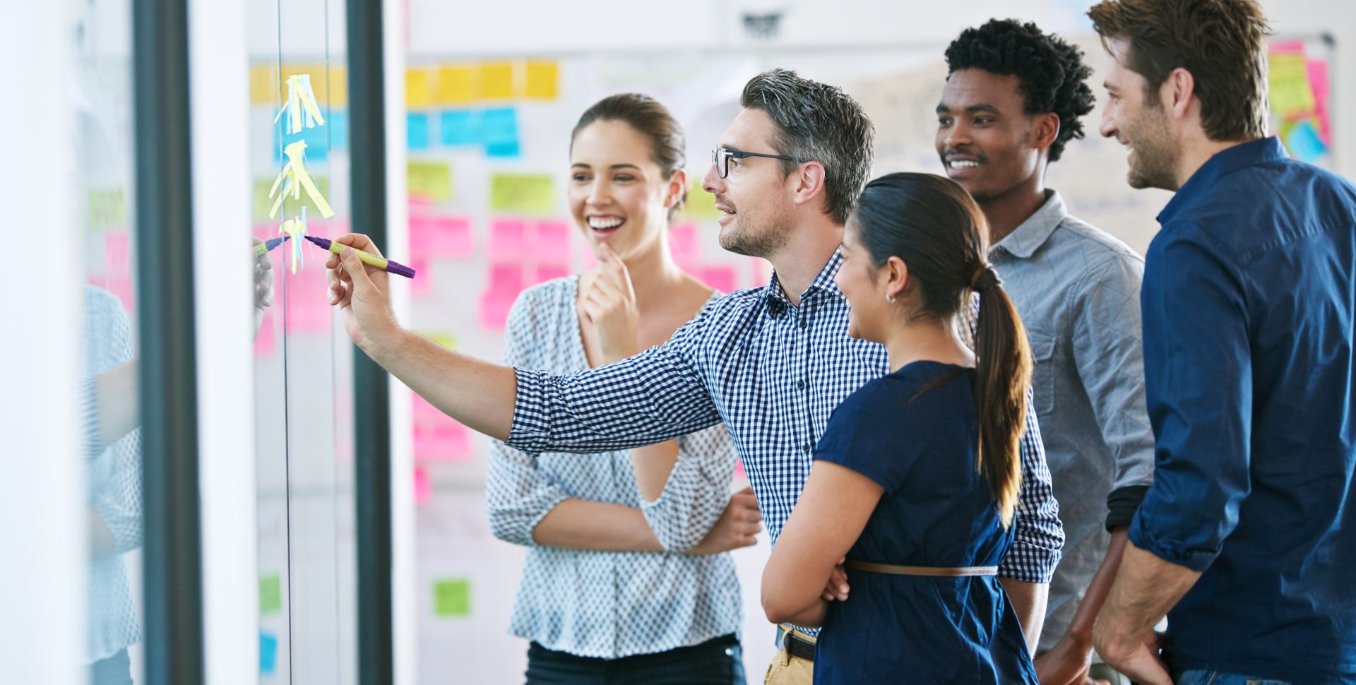 Équipe de professionnels travaillant au bureau pour élaborer une stratégie