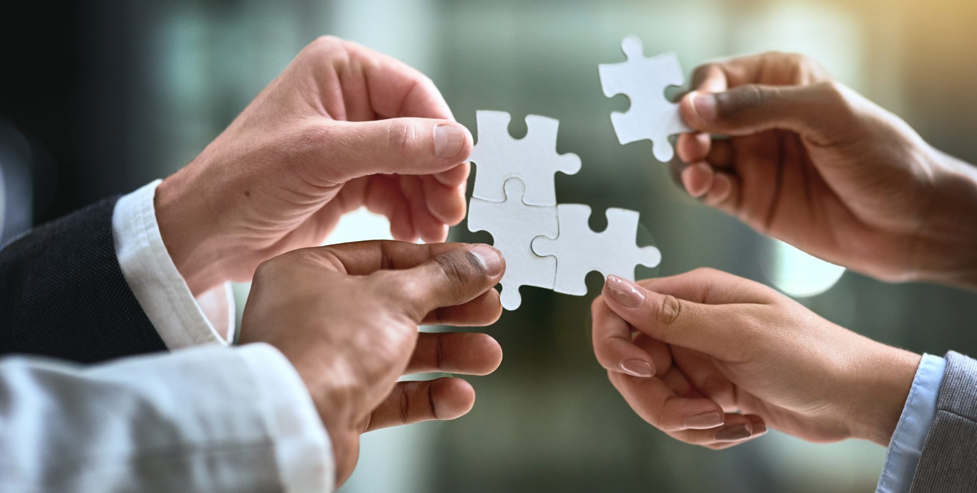 Plusieurs personnes assemblent des pièces de puzzle