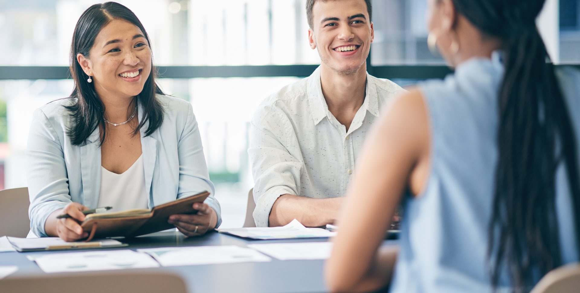 Réunion, recrutement ou entretien d'embauche avec une femme d'affaires qui parle ou écoute lors d'une négociation.