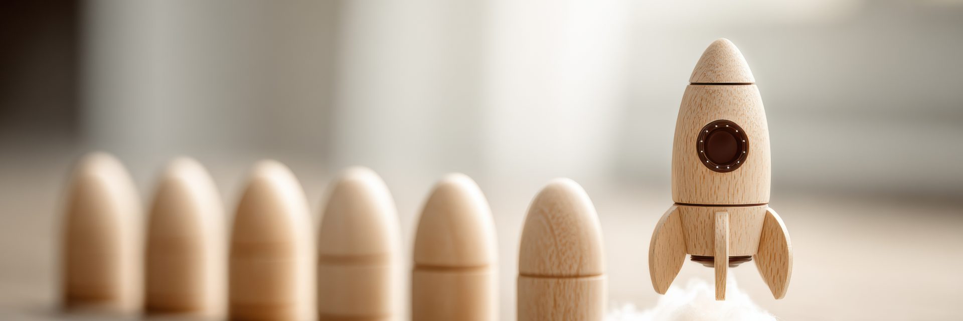 Une fusée en bois décolle devant d'autres fusées en bois posées sur un bureau