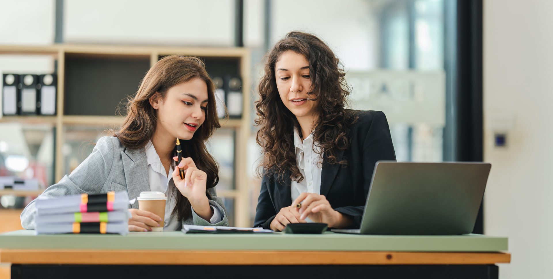 Deux jeunes collègues discutent affaires et analysent des graphiques