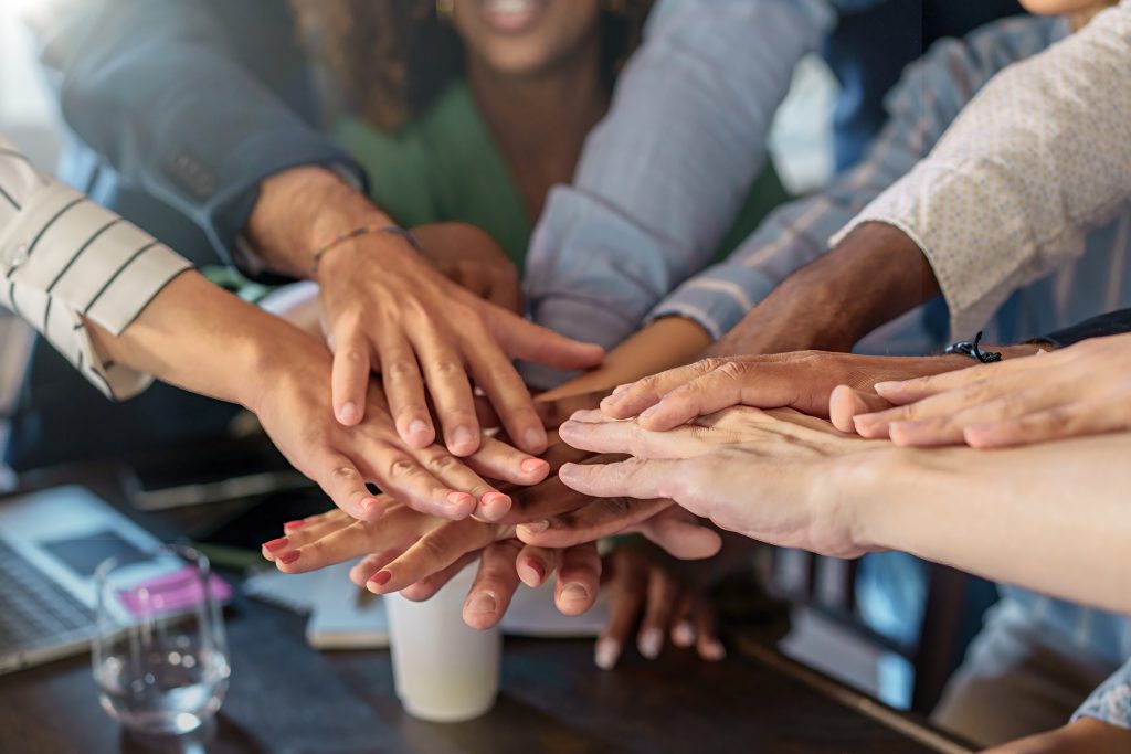 Mains unies d'une équipe commerciale